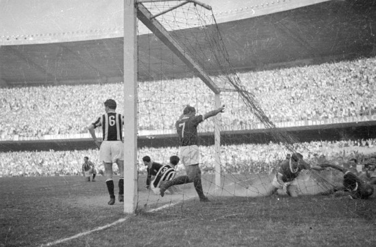 Momento do segundo gol do Palmeiras, marcado por Liminha