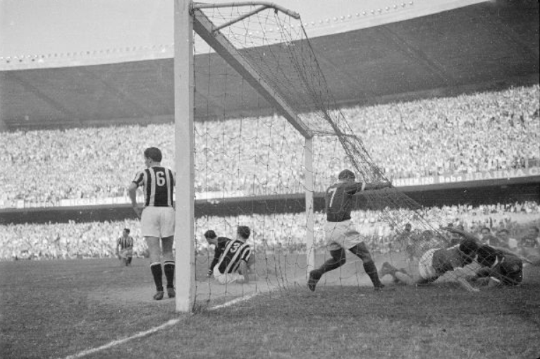 Momento do segundo gol do Palmeiras, marcado por Liminha