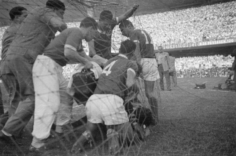 Momento do segundo gol do Palmeiras, marcado por Liminha