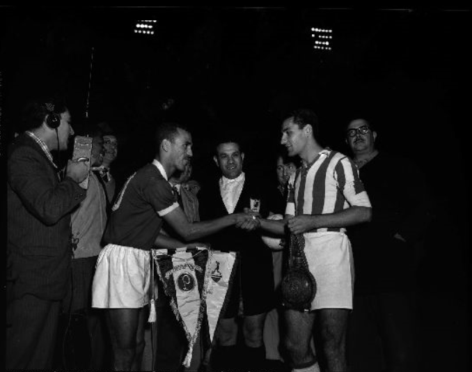 O capitão Jair Rosa Pinto troca flâmula com o capitão iugoslavo antes do jogo