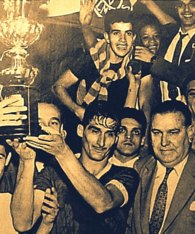 O capitão Julinho Botelho ergue a taça do primeiro título brasileiro da história do Palmeiras