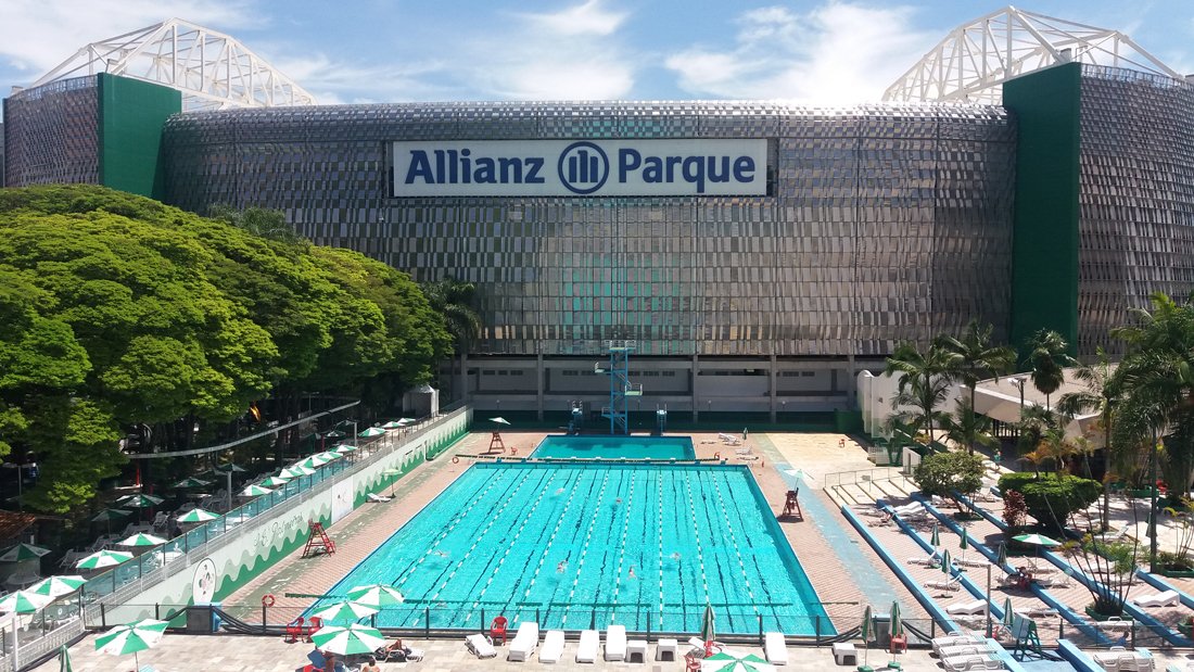 Clube oferece piscina aquecida para atividades aquáticas